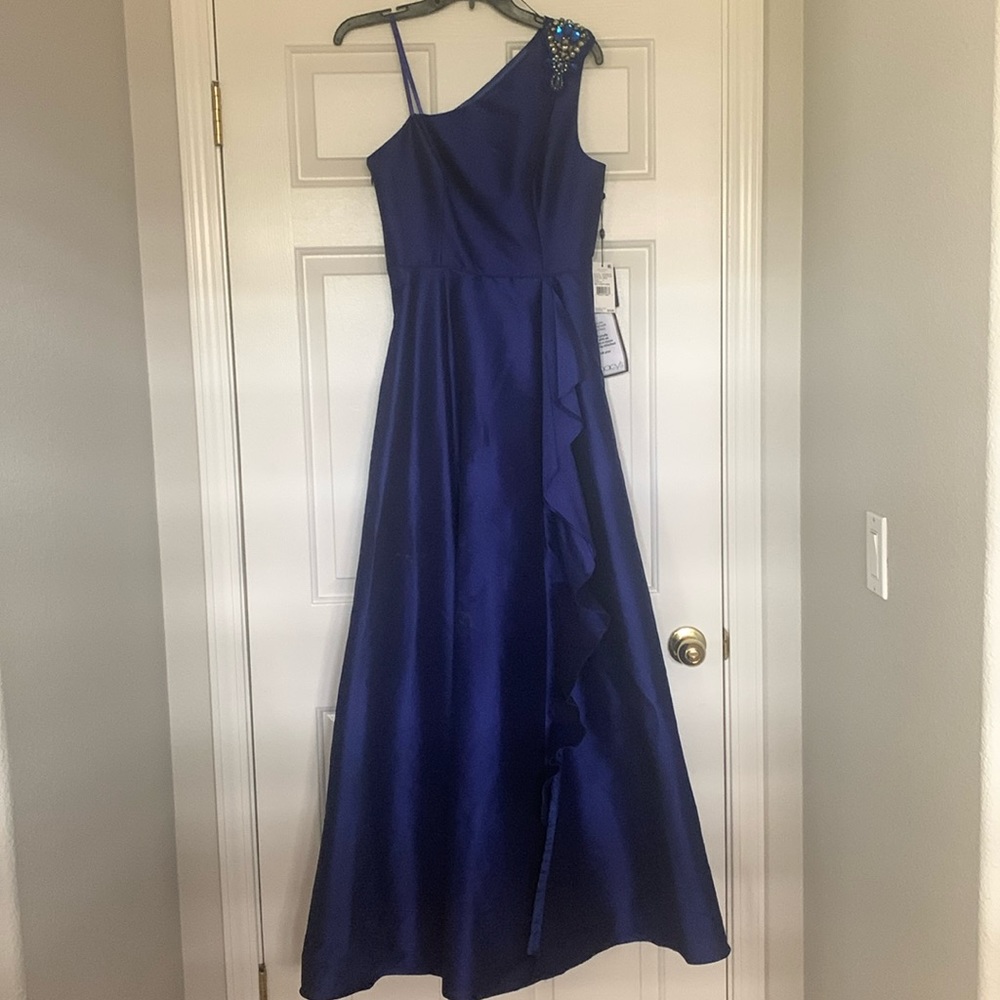 Beautiful full length formal gown!